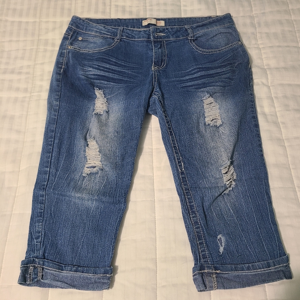 No Boundaries Distressed Capris Size 15